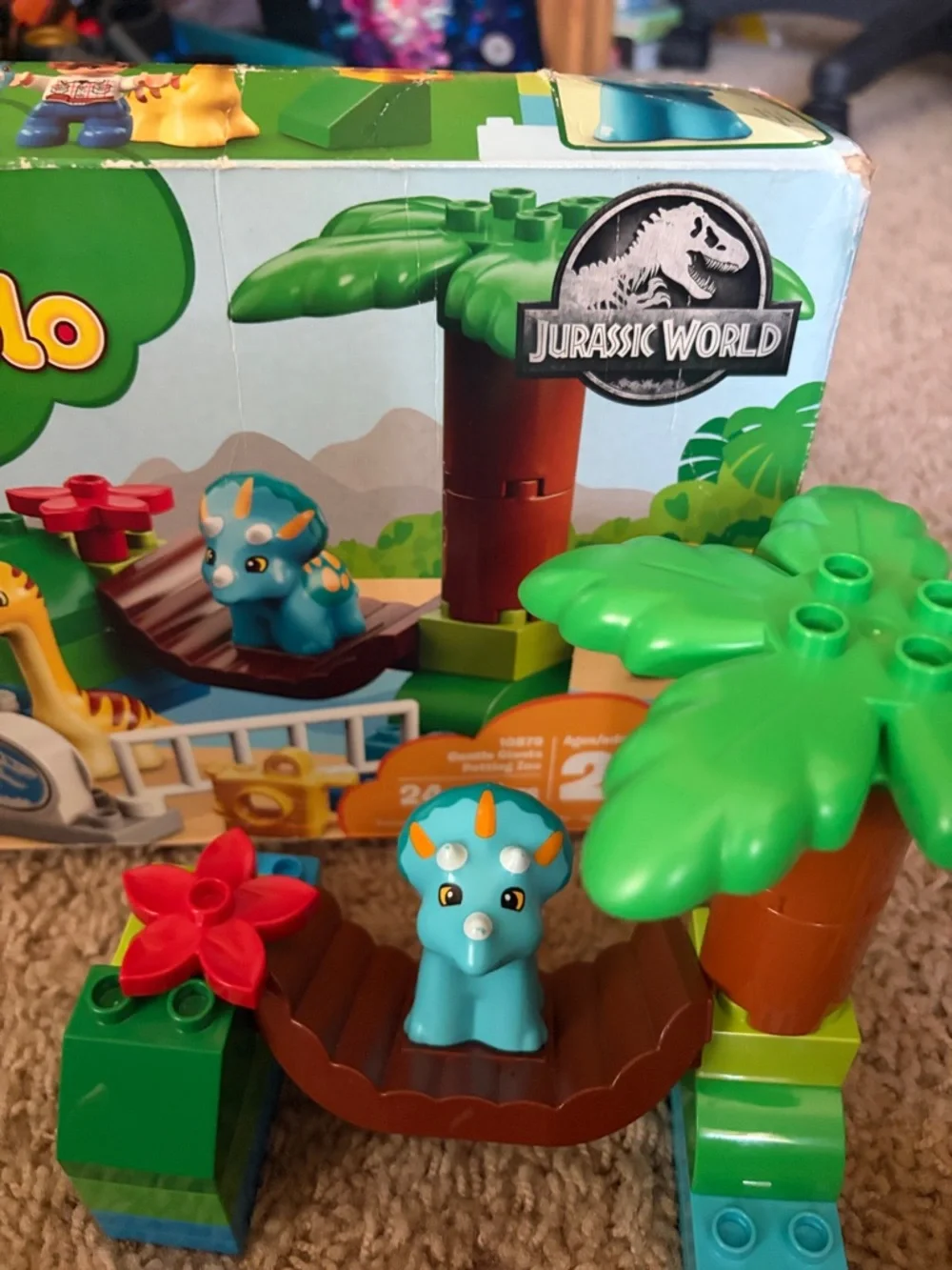 LEGO Duplo Jurassic World Gentle Giants Petting Zoo 10879 - Picture 3 of 9